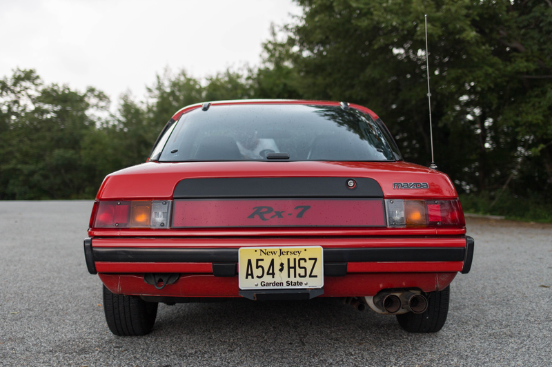 Illustration for article titled The Original Mazda RX-7 Drives Like a Humming, Thrumming, Living Animal